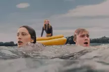 最新海上極限空間生存驚悚電影《殺人鯨》 倒霉的辣妹好友雙人組，被迫面對一場在汪洋中與死神的拔河