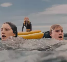 最新海上極限空間生存驚悚電影《殺人鯨》 倒霉的辣妹好友雙人組，被迫面對一場在汪洋中與死神的拔河