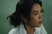 真實動物、零替身！《邪降：覺醒》蚯蚓、蛆蟲灑滿身、上百鰻魚身邊爬