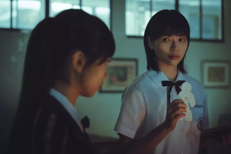 迷因成真！牽手就死 《死亡之握：鬼牽手》首支預告公開 死亡規則曝光