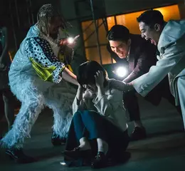 死亡名單持續更新！惡名昭彰迷因成真 《死亡之握：鬼牽手》正式預告招鬼遊戲啟動