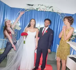 《抓馬戀人》千黛亞驚喜證婚賭城婚禮  台灣片商大囍吉日辦搶看