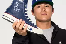 Converse x Los Angeles Dodgers x UNDEFEATED Chuck 70 限量 6,734 雙，致敬道奇隊深厚的棒球文化 並向 Vin Scully 與 Fernando Valenzuela 的傳奇地位致意。
