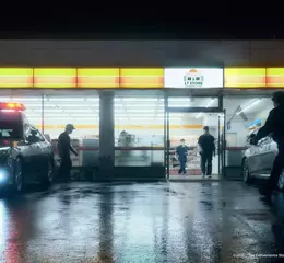 上班上到險喪命？《夜勤事件》真實夜班惡夢全紀錄　 便利商店成靈異禁地　店員慘遭「謎樣包裹」詛咒　