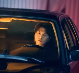 蕭景鴻影歌雙棲實力大爆發！催淚主打〈背光的角色〉MV上演黑道大哥虐戀 張寗車內激情吻上蕭景鴻！有趣自嘲：角度激烈到像「喪屍姿勢」