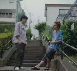 鬼才導演下北澤拍攝期間住膠囊旅館，笑稱重溫二十歲劇場夢 日本男星【超越無限電影院】玩樂團不彈樂器，驚悚捲入難解黑道紛爭