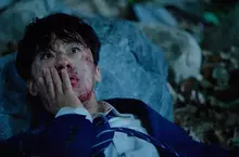 具教煥頂火紅髮型變身《復活男》  越死越強本人竟喊：這是詛咒