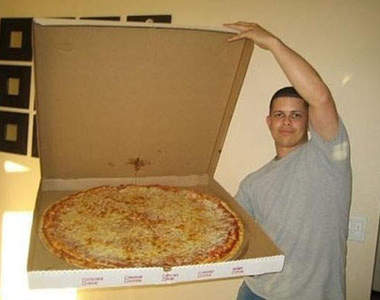 吃一塊就飽~超級無敵大Pizza!