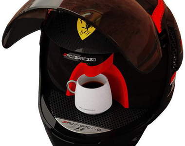 這是什麼招? 法拉利安全帽也能泡咖啡~