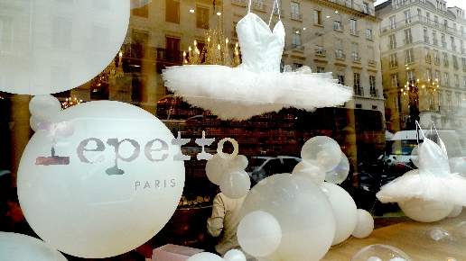 巴黎直擊! repetto 晚娘店員 搶鏡過舞鞋 - 圖片2 巴黎直擊! repetto 晚娘店員 搶鏡過舞鞋 - 圖片2