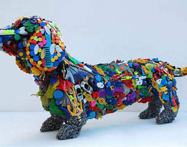 嚇!從垃圾推中跑出 「再生狗」