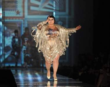 巴黎時裝週：大一號的時尚