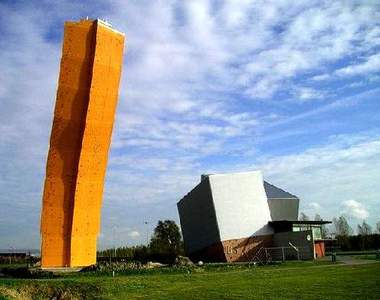 荷蘭人造攀岩牆:一柱擎天 讓人看了好害羞