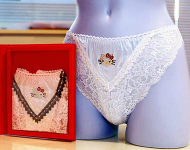 哈囉凱蒂內衣褲 要遮還是要露？