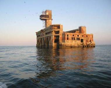 廢棄海上要塞 跟鬼屋有得拼