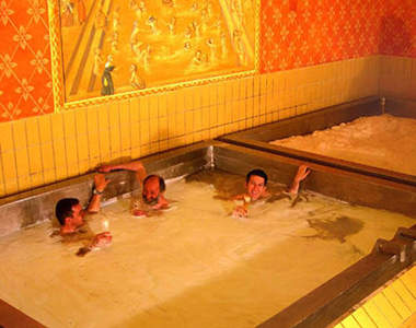 德國《啤酒溫泉》:一邊喝啤酒一邊泡溫泉~