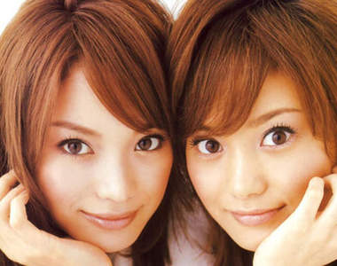 蛯原友里 年輕時與胞妹《蛯原英里》的照片