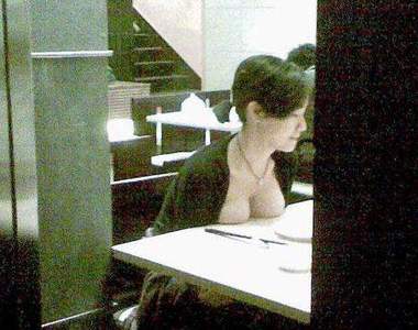 曬乳妹:人家也好想曬太陽嘛 