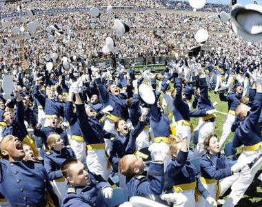 各國學校　瘋狂的畢業典禮