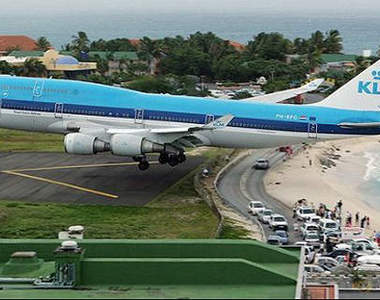 飛高一點啦~機場在隔壁！