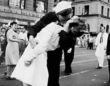 還原勝利之吻 重現當時感動的時刻