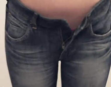 在更衣間換上愛迪達的牛仔褲~原來也可以這麼性感