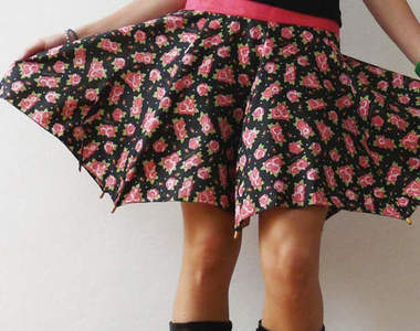 《雨傘裙》用老傘重新做成的裙子～聰明！