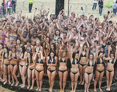 俊男美女152名共浴創紀錄(好害羞◑0◐)