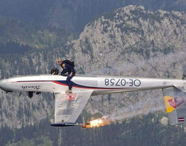 坐在飛機＂上＂飛行的勇敢叔叔～