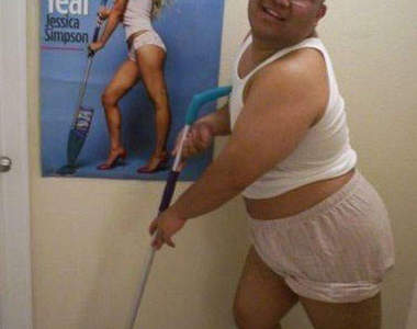 老外愛模仿女車模擺性感姿勢?!