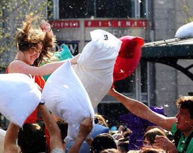 壓力Down~有趣的枕頭大戰