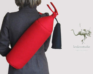 小姐，妳背著滅火器上街不會累嗎！？