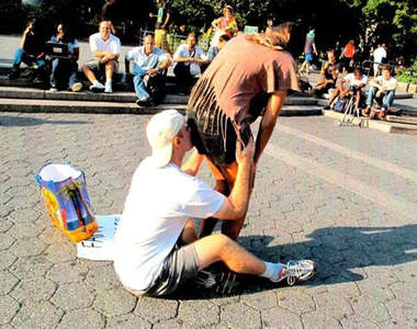 聞屁運動？《聞屁哥》以聞別人的屁來求世界和平！？