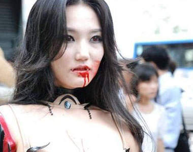 首爾大街出現吸血女 被咬就會流血昏倒?!