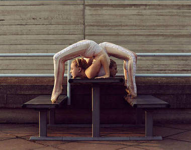  《扭曲藝術》  折成這樣痛死了吧！