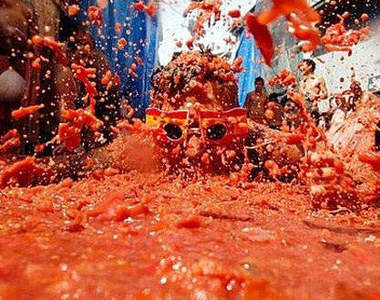 西班牙《番茄節》好瘋狂　酷似血流滿地…