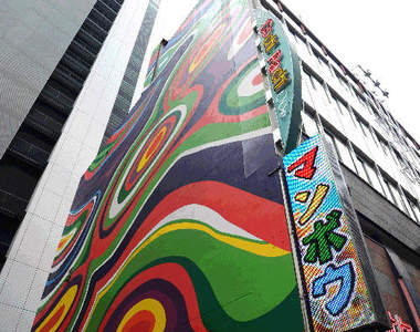 到底怎麼畫上去的?日本大樓外牆巨大壁畫