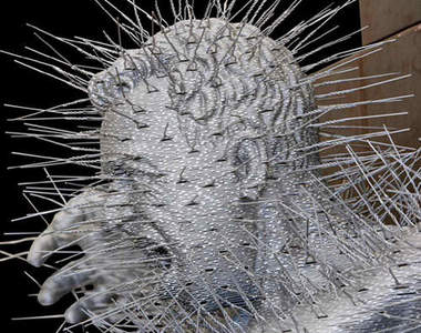 這又是什麼酷刑!?用鋼絲刺穿全身的雕刻品