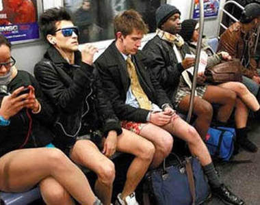 脫褲子搭地鐵 冷!沒在怕的~