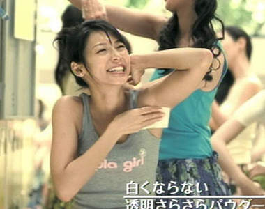 夏天到了~女星們的腋下都好濕好濕~