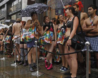 全部不用錢!只要你敢穿內衣褲逛街!!