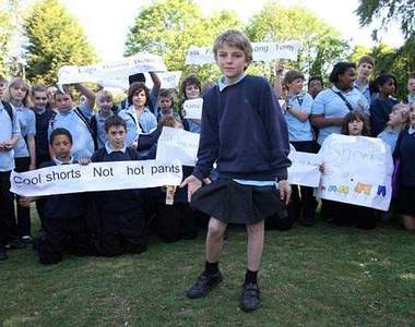 小男生穿裙子 抗議校規不公
