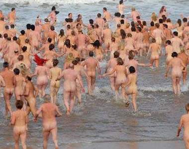 400人同時裸泳的新世界記錄