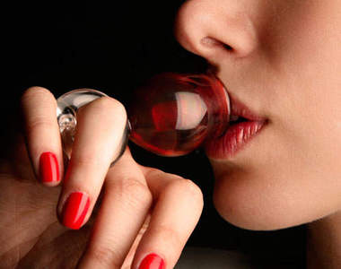 隨身攜帶酒杯?!嗜酒如命的人生…