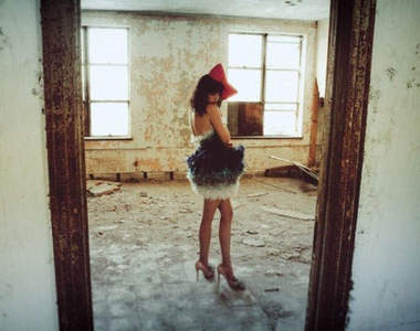 Billy Rood 殘破廢墟打造出奢華的時尚世界