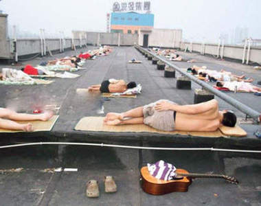 武漢宿舍出好漢 走廊哥 天熱不怕睡地板