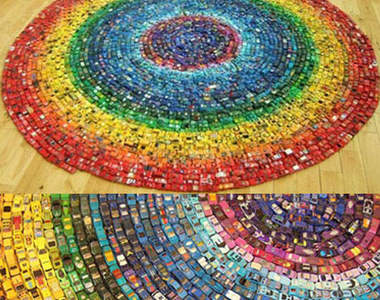 《玩具車彩虹》用2500個舊玩具車所組成★