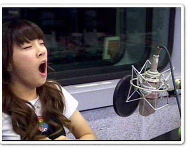 帥哥美女的哈欠照～我也想睡了啦