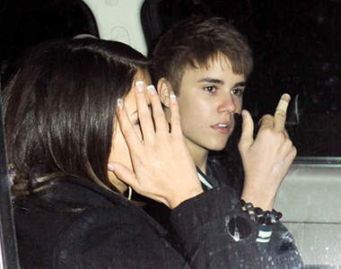 小賈斯汀 飛踢、開房、比中指？