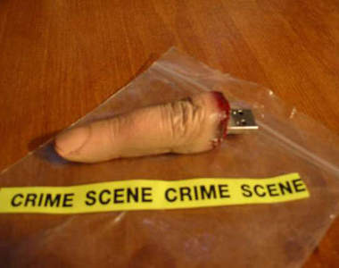 犯罪現場USB 一根手指插在電腦上